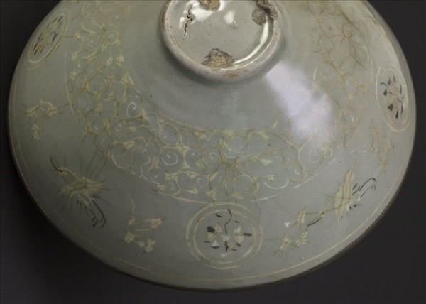 高麗青瓷象嵌雲鶴紋碗