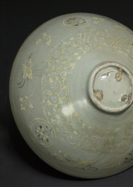 高麗青瓷象嵌雲鶴紋碗