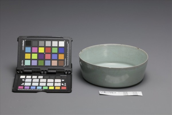 官窯 青瓷圓洗(「正庵」銘)