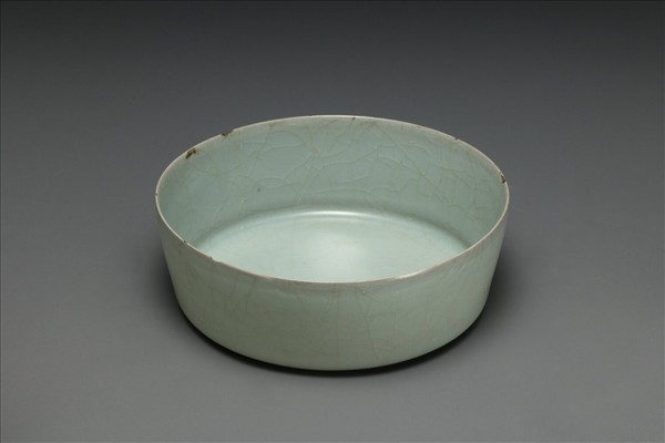 官窯 青瓷圓洗(「正庵」銘)