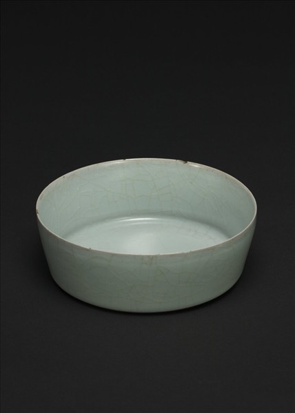 官窯 青瓷圓洗(「正庵」銘)