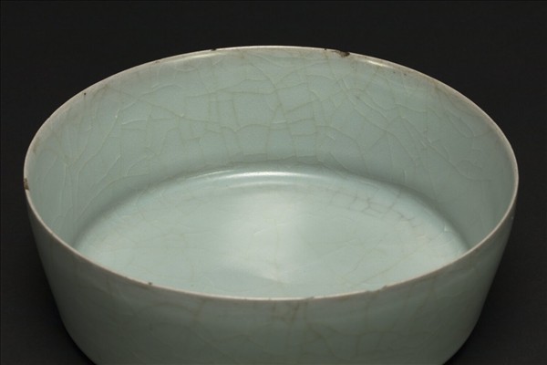 官窯 青瓷圓洗(「正庵」銘)