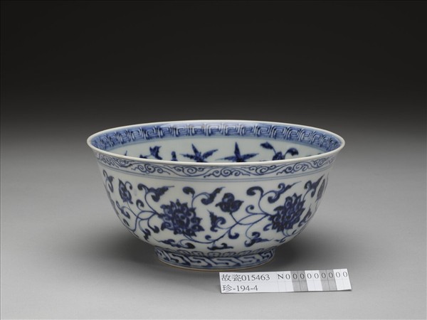 青花轉枝番蓮紋碗