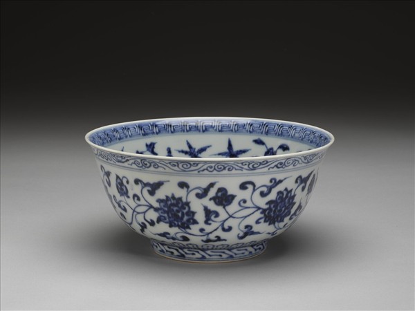 青花轉枝番蓮紋碗