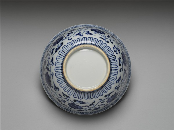 青花轉枝番蓮紋碗