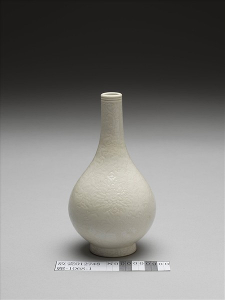 白瓷劃花花卉紋膽瓶