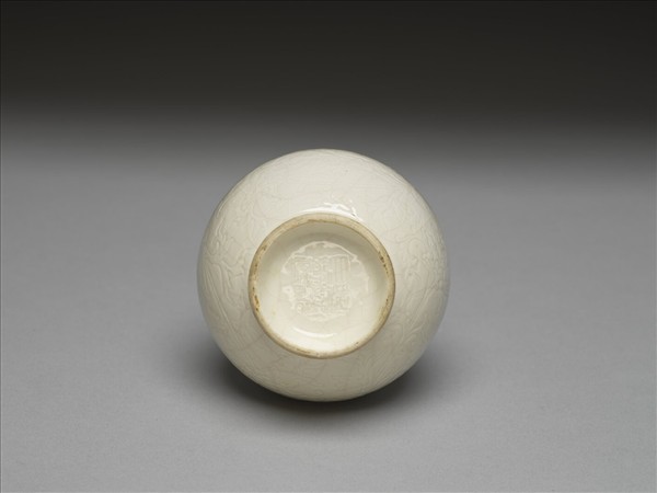 白瓷劃花花卉紋膽瓶