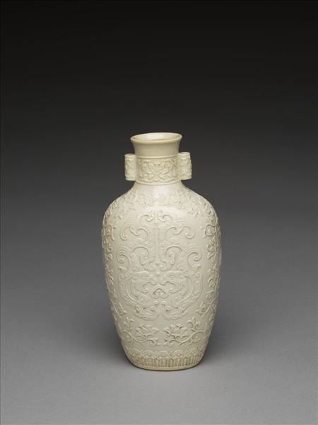 白瓷夔龍紋貫耳瓶