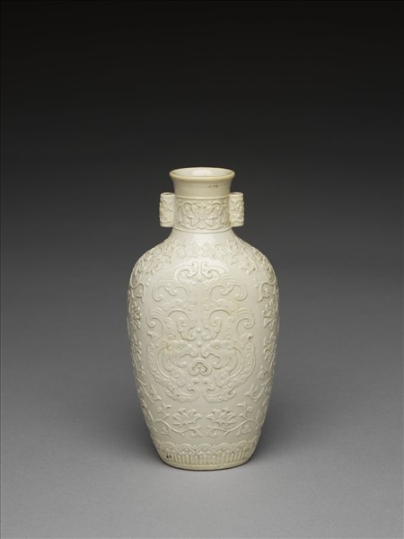 白瓷夔龍紋貫耳瓶