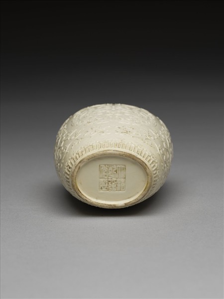 白瓷夔龍紋貫耳瓶