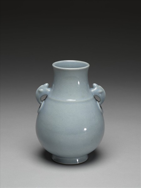 青瓷獸耳暗環瓶