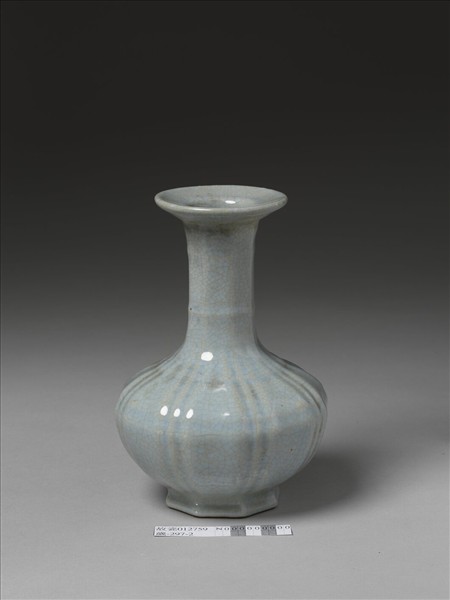 青瓷八方盤口長頸瓶