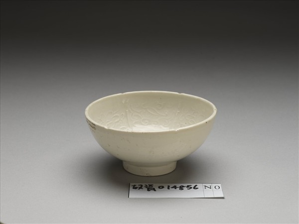 白瓷印花花卉紋葵花式杯