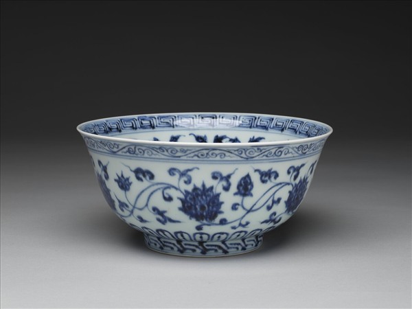 青花轉枝番蓮紋碗
