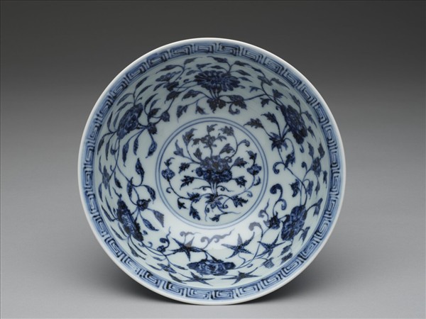 青花轉枝番蓮紋碗