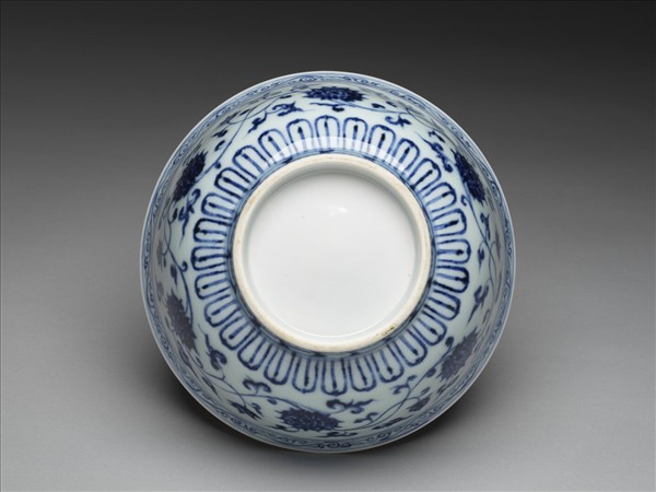 青花轉枝番蓮紋碗