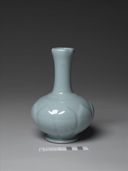 仿汝釉蓮瓣紋瓶