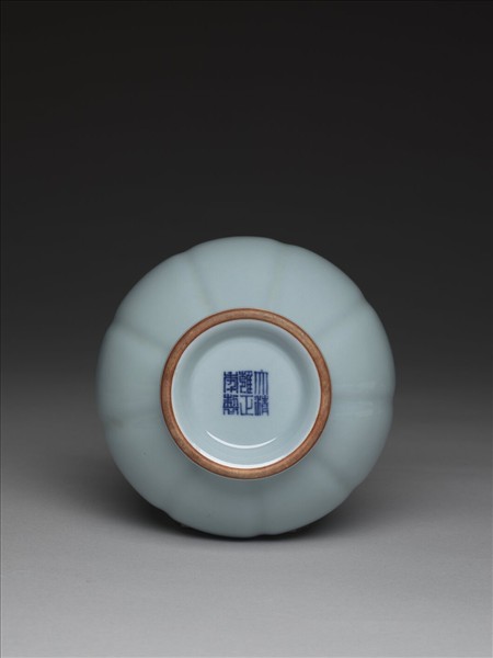 仿汝釉蓮瓣紋瓶