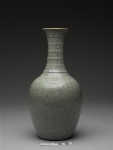青瓷長頸弦紋瓶