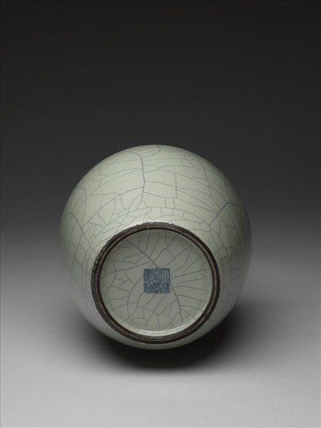 青瓷長頸弦紋瓶