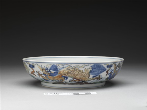 鬥彩波濤行龍紋盤