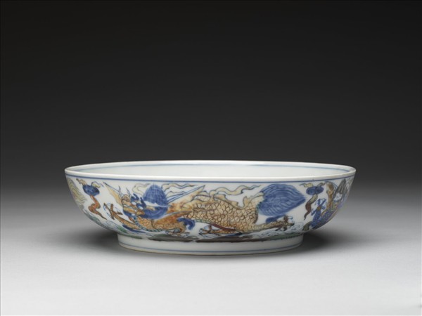 鬥彩波濤行龍紋盤