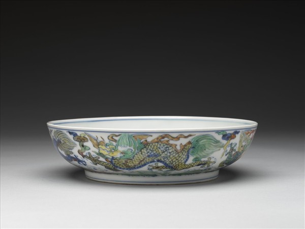 鬥彩波濤行龍紋盤