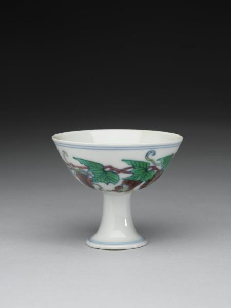 鬥彩葡萄紋高足杯