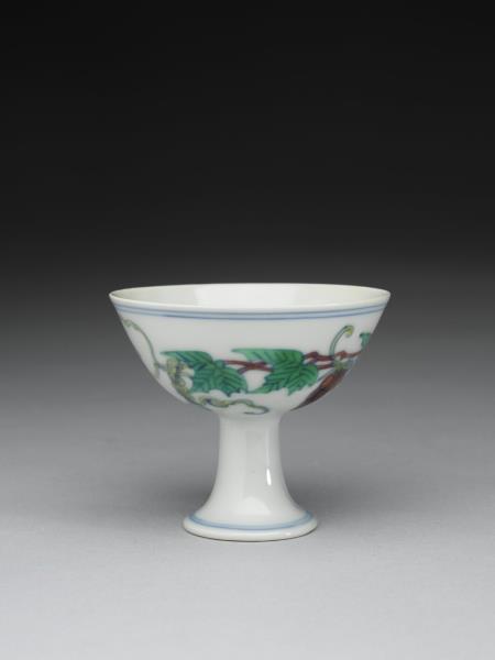 鬥彩葡萄紋高足杯