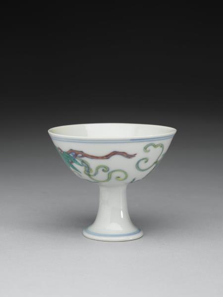 鬥彩葡萄紋高足杯