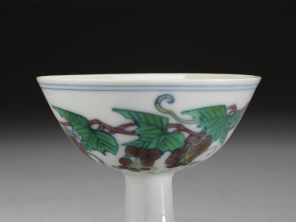 鬥彩葡萄紋高足杯