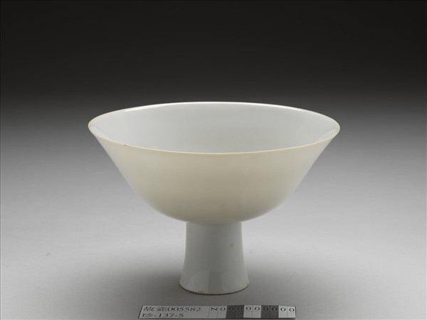 白瓷暗花龍紋高足碗