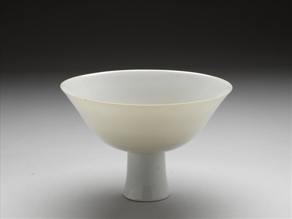 白瓷暗花龍紋高足碗