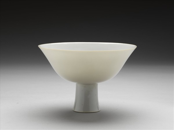 白瓷暗花龍紋高足碗