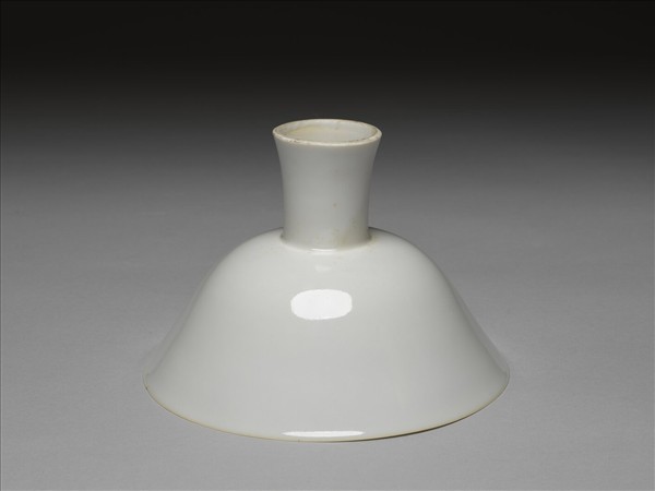 白瓷暗花龍紋高足碗