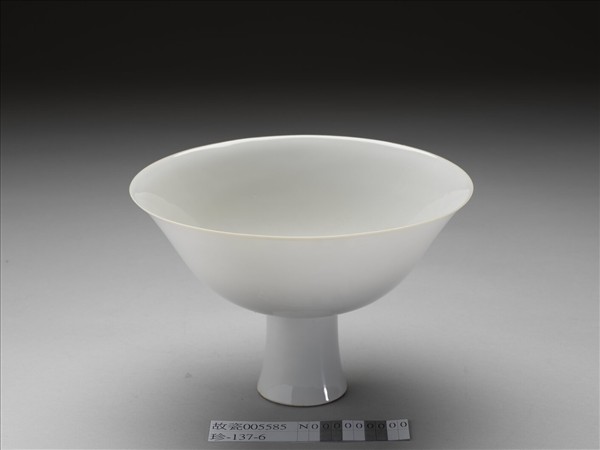 白瓷暗花龍紋高足碗