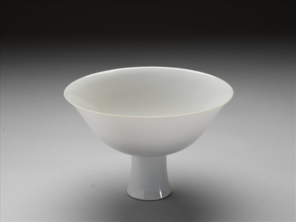 白瓷暗花龍紋高足碗