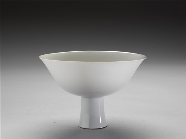 白瓷暗花龍紋高足碗