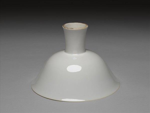 白瓷暗花龍紋高足碗