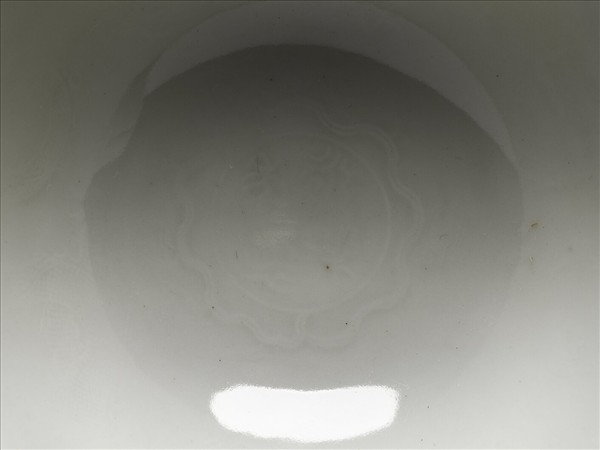 白瓷暗花龍紋高足碗