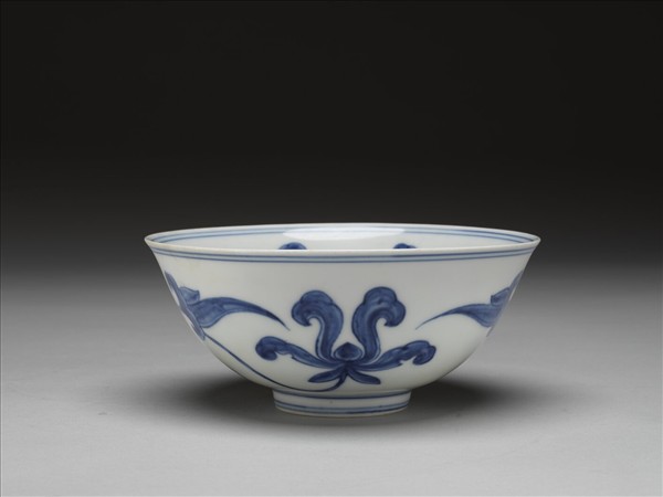 青花萱草紋碗