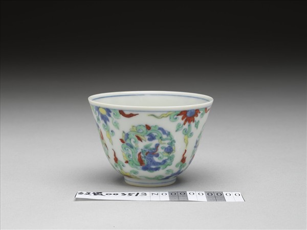 鬥彩團龍花卉紋杯