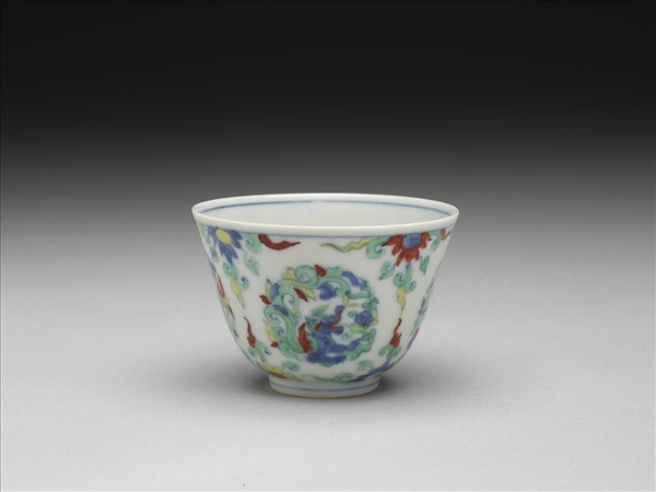 鬥彩團龍花卉紋杯