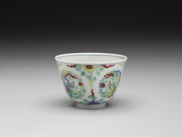 鬥彩團龍花卉紋杯