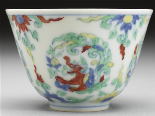 鬥彩團龍花卉紋杯