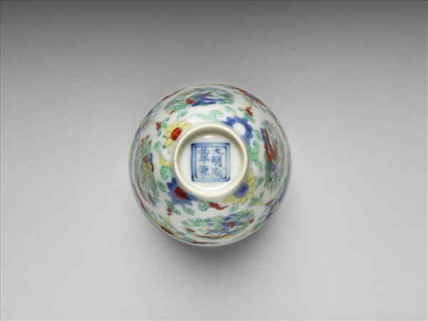 鬥彩團龍花卉紋杯