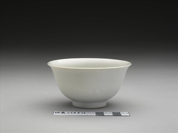 甜白釉暗花牡丹花紋碗