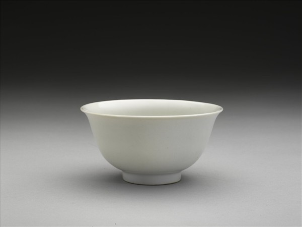 甜白釉暗花牡丹花紋碗