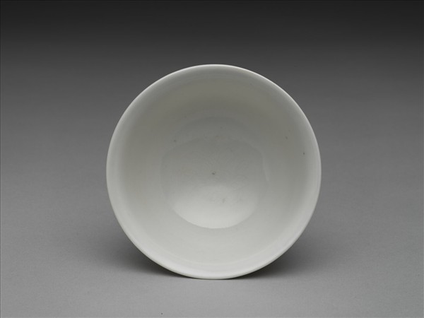 甜白釉暗花牡丹花紋碗