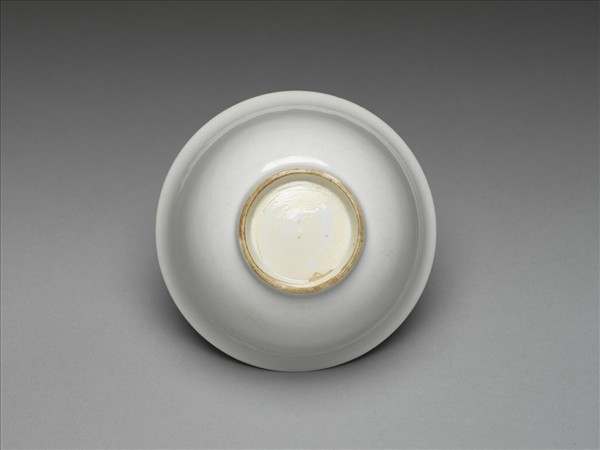 甜白釉暗花牡丹花紋碗